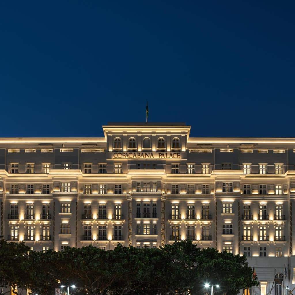Um prédio com luzes no Copacabana Palace, um hotel Belmond, no Rio de Janeiro.